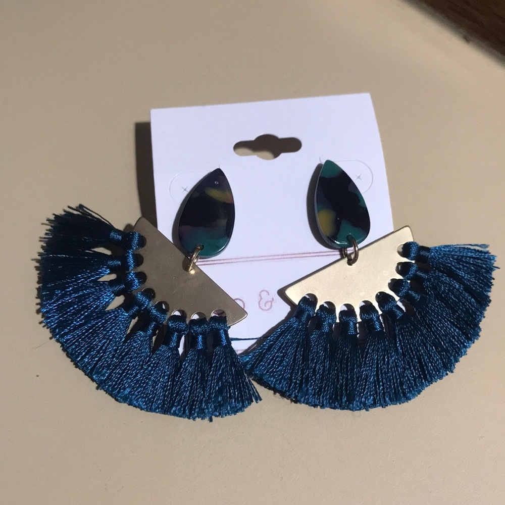 3/$20 🌟 Dark teal marble tassel earrings